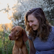 Portrait von Marie Lass zusammen mit ihrem Hund Rumo.